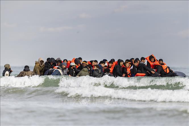 Pháp cứu trên 150 người di cư tại eo biển Manche 